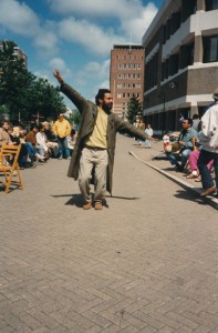 Viktor Kaisiëpo-voor-gebouw-BZ-jun-1990-gelegenheid